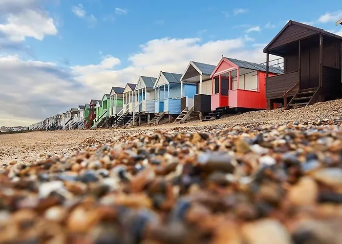Beach Vibes In Southend-On-Sea For Contractors, Workers By Artisan Stays I Weekly Or Monthly Stay Offer I Free Parking I Sleeps 5
