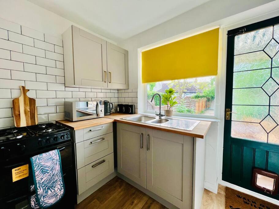 Apartment Vibes: Artisan With Free Parking In Southend-on-Sea